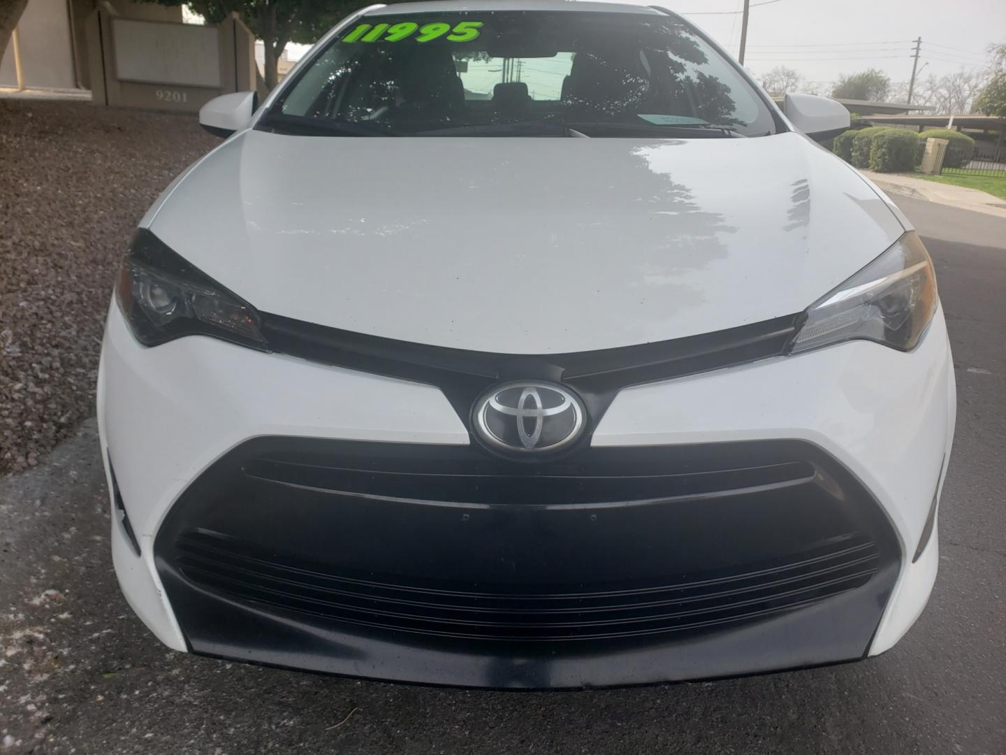 2019 WHITE /gray and black Toyota Corolla le (5YFBURHEXKP) with an 1.8L L4 DOHC 16V engine, 5-Speed Automatic transmission, located at 323 E Dunlap Ave., Phoenix, AZ, 85020, (602) 331-9000, 33.567677, -112.069000 - 2019 Toyota Corolla LE,...... Ice cold A/C, No accidents, Power everything, Stereo/cd player, Phone sync, Bluetooth, Backup camera, Clean Gray and Black interior with black cloth seats in near perfect condition, power windows, power door locks, clean Arizona title, Runs and Drives Excellent. Very cl - Photo#1